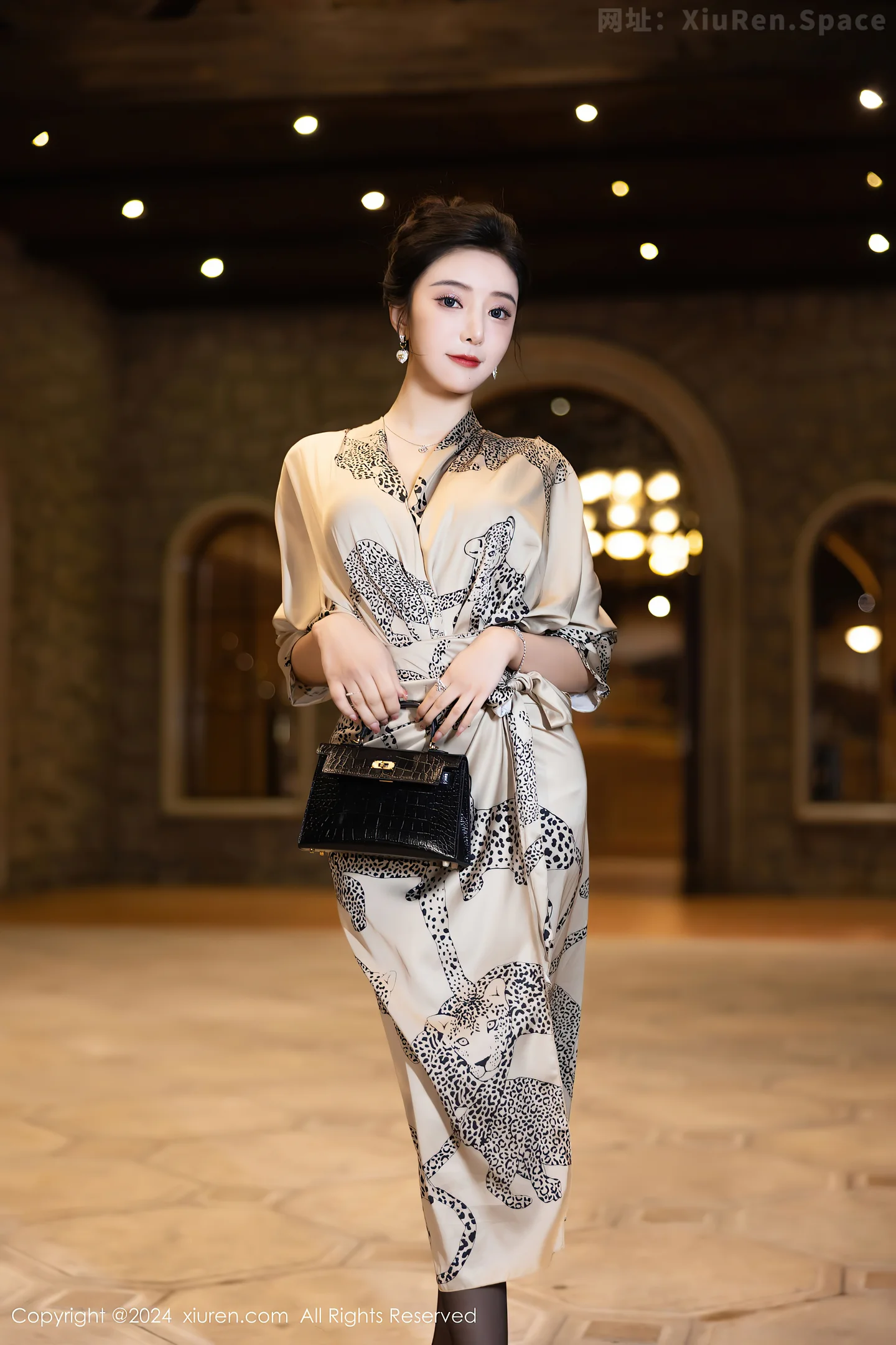 图片[2]-[XiuRen秀人网]VOL.8510 女神王馨瑶yanni性感睡衣露灰绿色内衣配超薄黑丝完美诱惑写真82P-秀人网官方网站